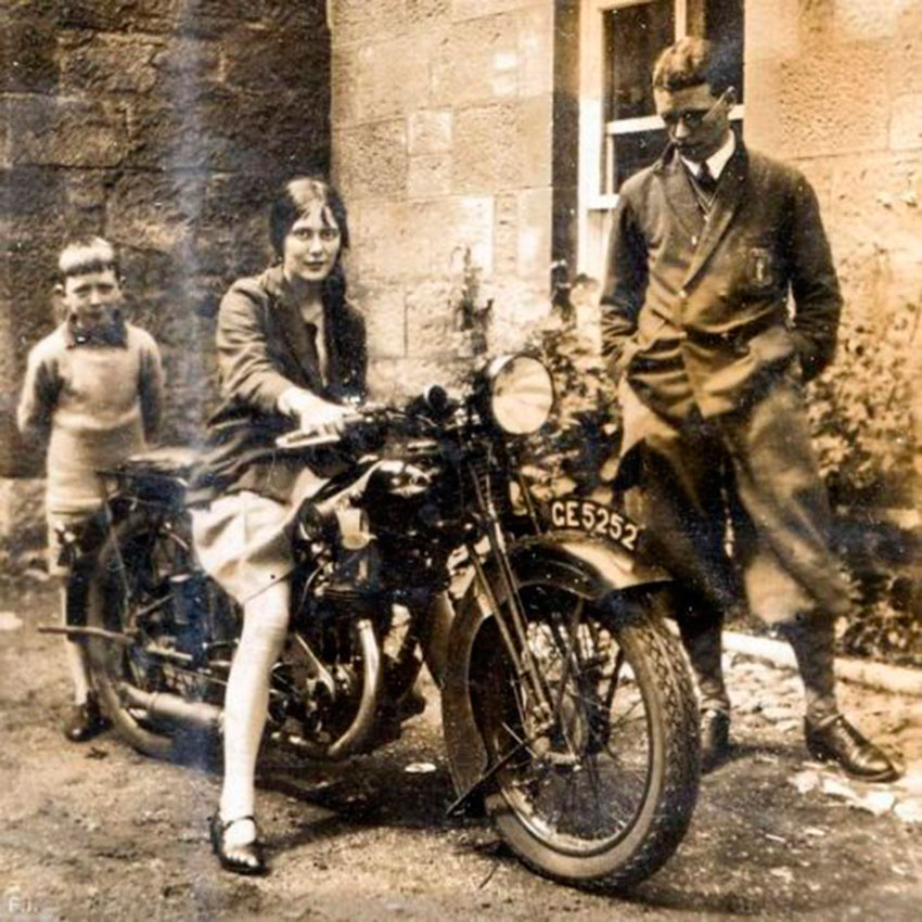 Девушка на мотоцикле, 1920-й год.