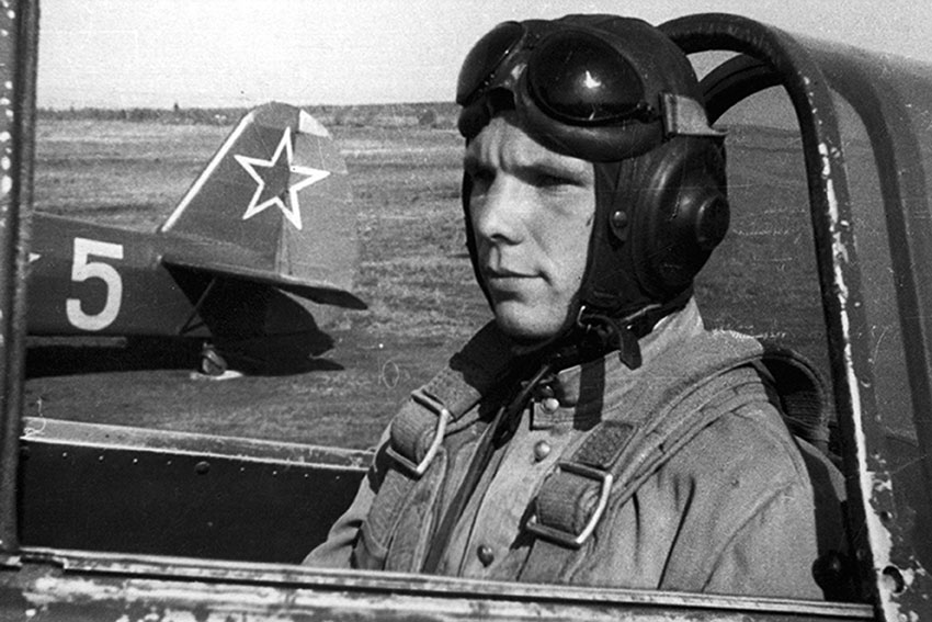 Именно в те годы он увлекся авиацией и 25 октября 1954 года...