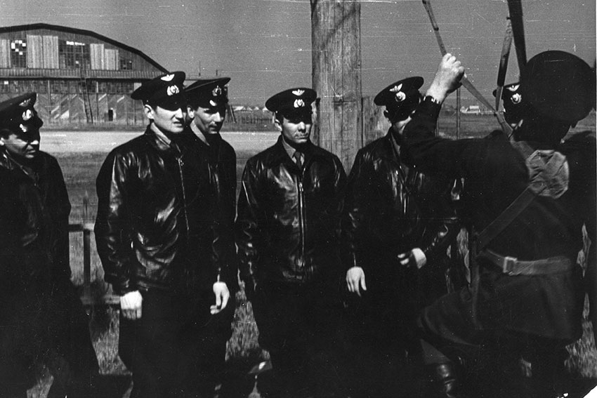 9 декабря 1959 г. Гагарин написал заявление с просьбой зачислить...