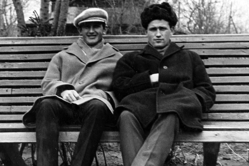 Автор фотографий Н. Толмачёв с право.