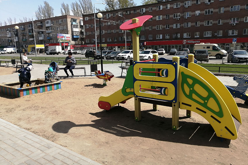 Детская площадка на проспекте Ф. Энгельса.