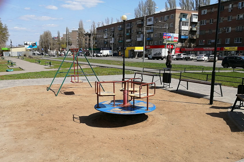 Детская площадка на проспекте Ф. Энгельса.