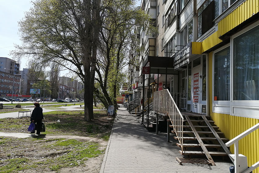 Дорожка около магазина.