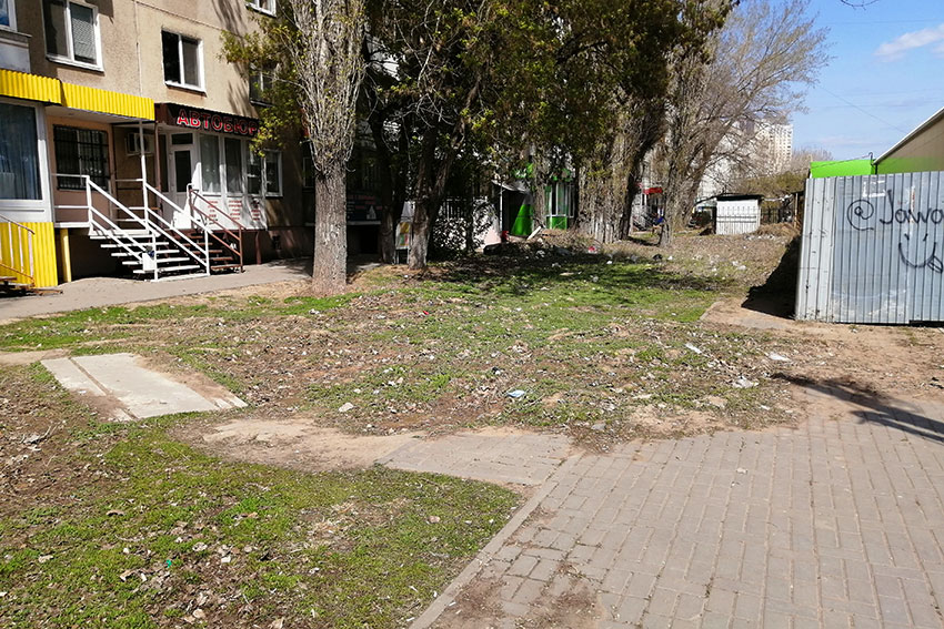 Бульвар забыли доделать. Протоптали тропинку.