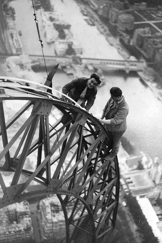 Электрики, работающие на Эйфелевой башне 1937 год.