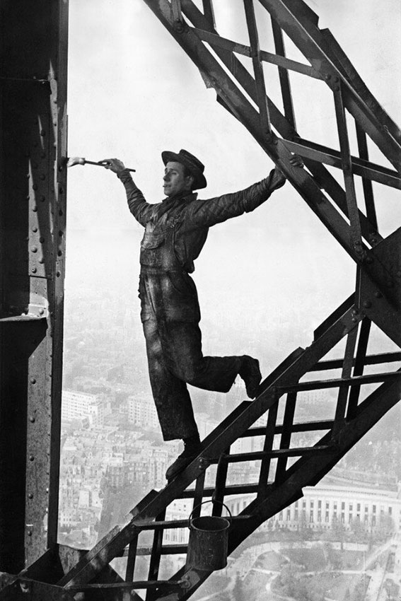Маляр на Эйфелевой башне, 1953 год.