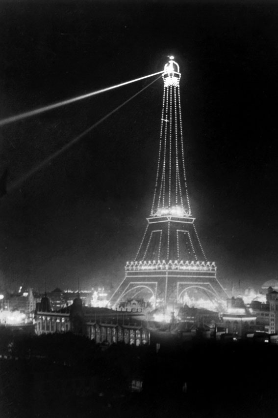Так была иллюминирована Эйфелева башня перед Всемирной...