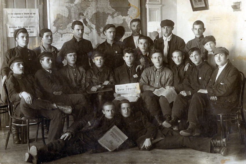 Фото 1925 года с газетой в руках Дингес Георгий Генрихович...