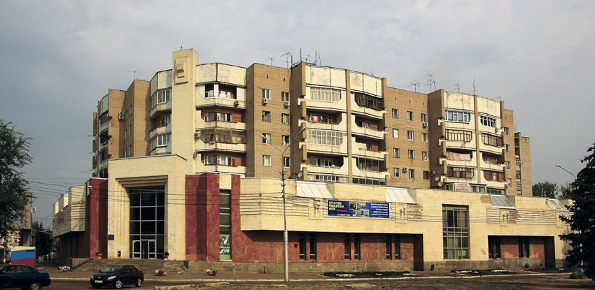 Непродолжительное время после революции посвятил политической...