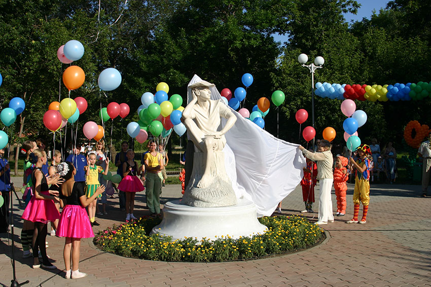 11 июня 2010 года автор памятника К. Матвеева открывает памятник...