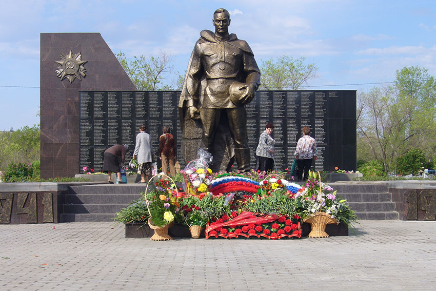 9 мая 2010 на старом кладбище на Братской могиле, памятник...