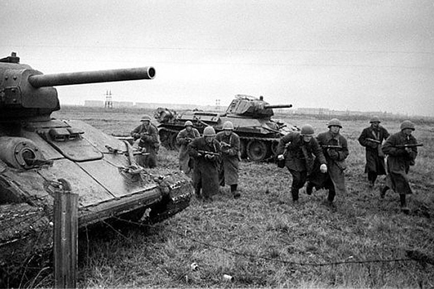 В атаку танки Т-34 под Сталинградом.