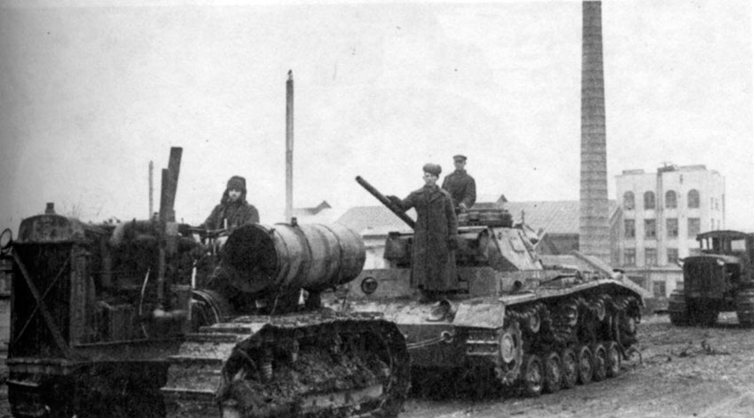 Захваченный немецкий Pz.Kpfw.-III буксируется на ремонт к заводу...