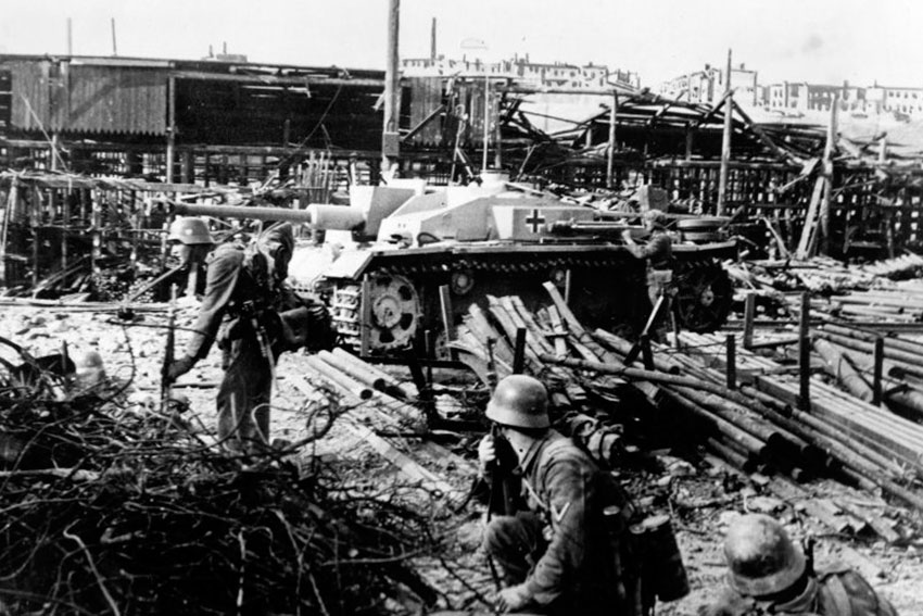 Немецкие солдаты и ACS StuG-III на заводе «Баррикады» в Сталинграде,...