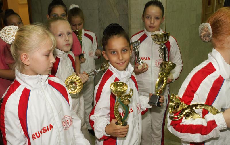 Спортсмены с наградами.