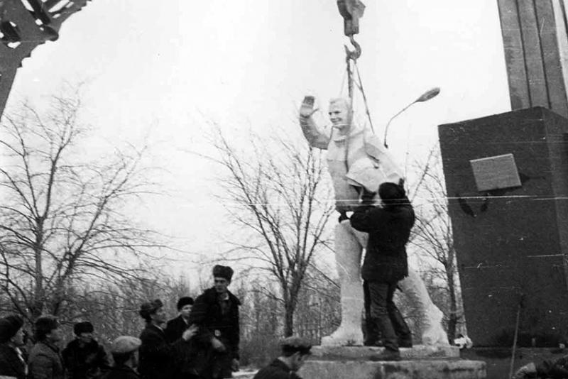 В апреле 1981 г., к 20-летию полёта, скульптура Ю. Гагарина была...