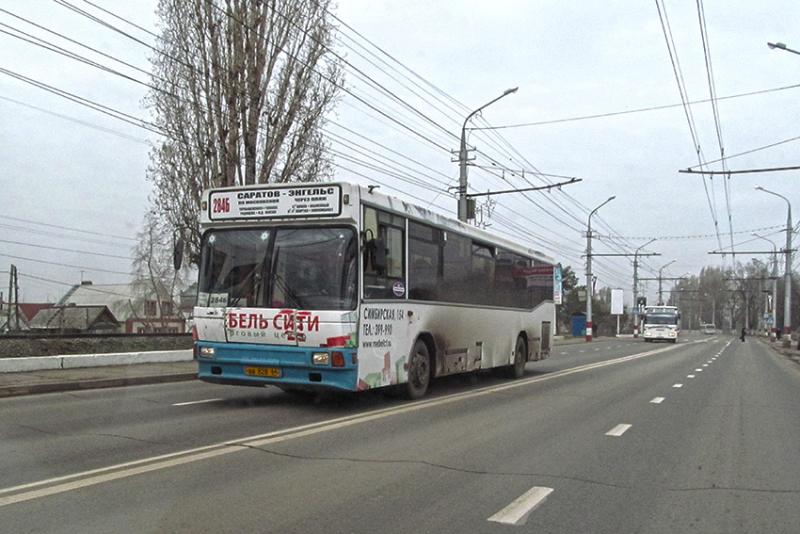 Небольшими кучками проскакивют рейсовые автобусы.