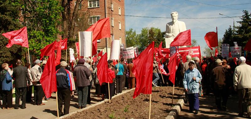 1 мая 2012 года проходил у памятника Калинина.