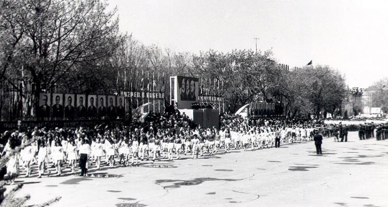 1975 год празднование на центральной площади.