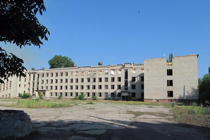 Брошенные учебные корпуса.