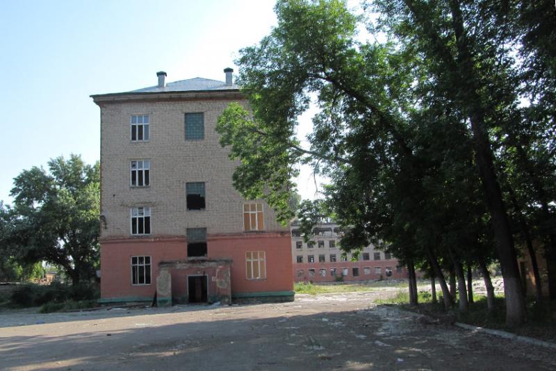 Брошенные учебные корпуса.