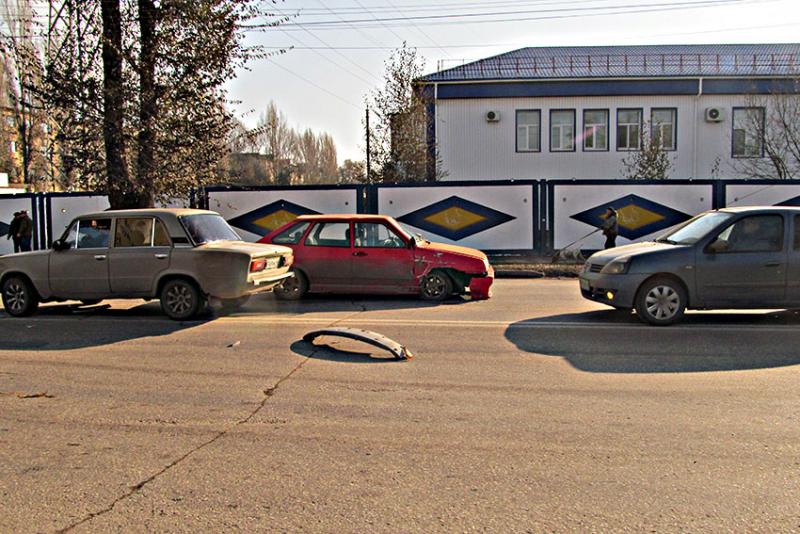 Бампер и "девятка" отлетели на одно растояние.
