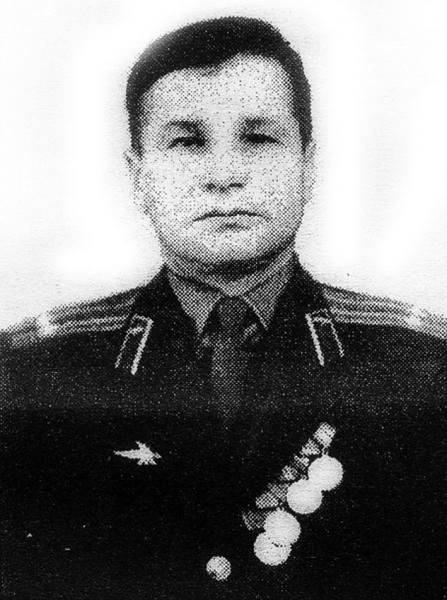 Первый самолет в своей жизни Саша Булавин увидел босоногим...