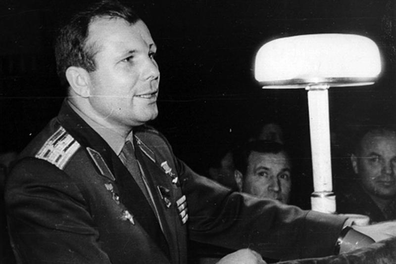 Выступление Ю. Гагарина перед авиаторами.