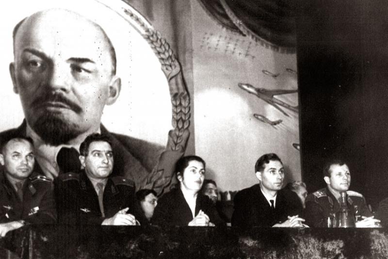 6 января 1965 г. вечером, по настоянию космонавта, в Доме офицеров...