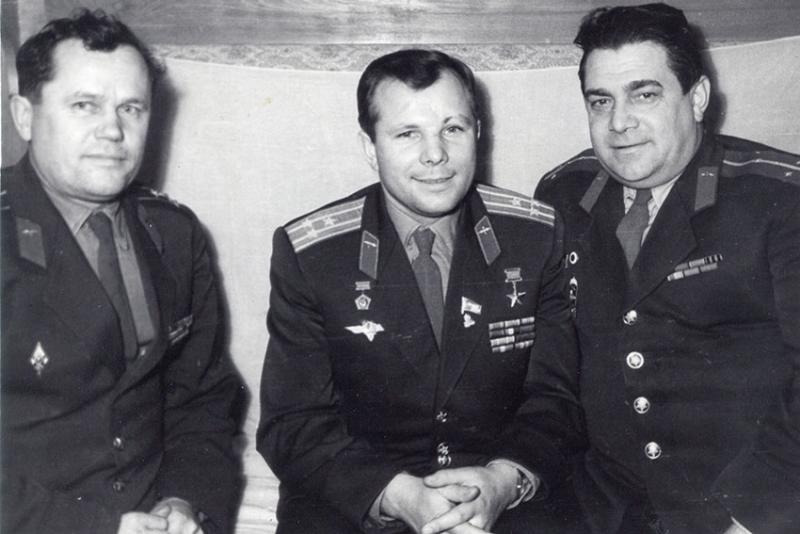 Слева инструкторор по парошютным прыжкам М. И. Максимовым...