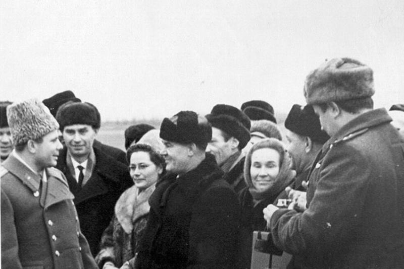 Первый секретарь Энгельсского горкома партии В. Трофимов...