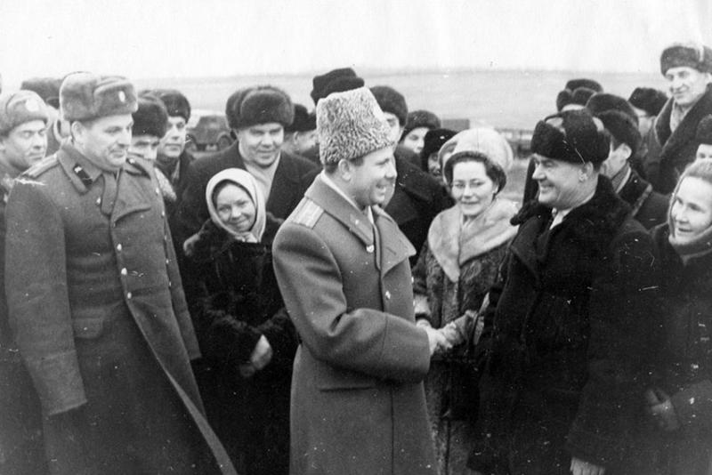 Здесь же состоялось вручение подарков 10 свидетелям приземления...