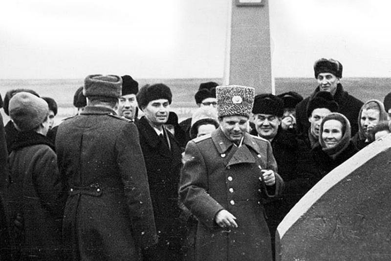 6 января читает текст на памятнике. 