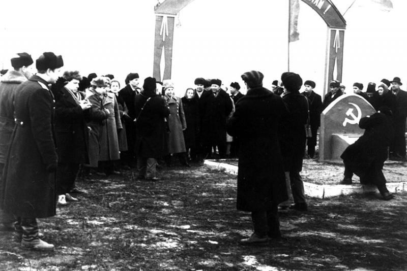 6 января 1965 г. Ю.Гагарин с женой в сопровождении областного...