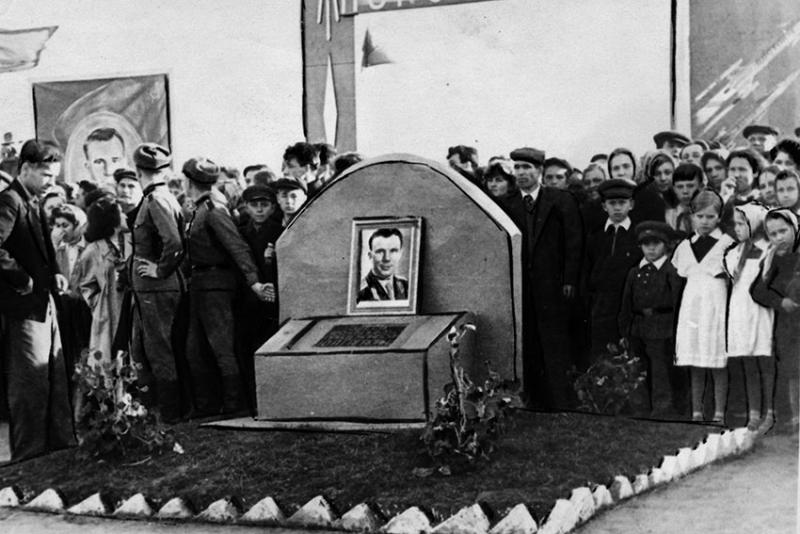 Первый памятник на месте приземления.