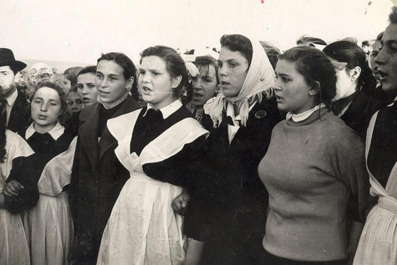 Школьники на митинге.