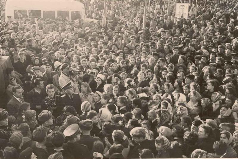 На митинг собралось большое количество народу.