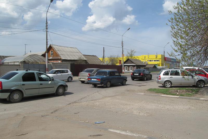 Водители очень культурно ждут своей очереди.