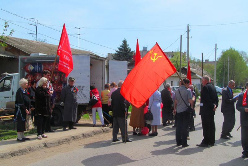 Флагов больше чем народу.