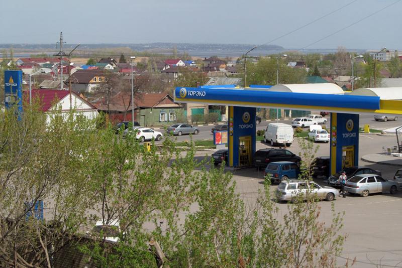 А люди спешат на дачи.
