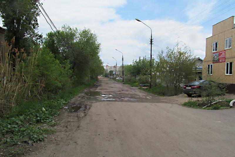 Сама улица с остатками асфальта.