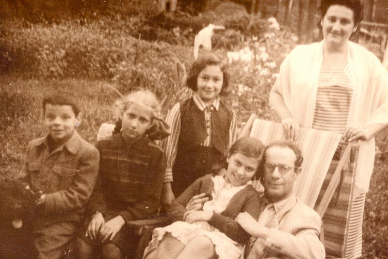На даче. 1958 год. (Из архива Музея Л. Кассиля)