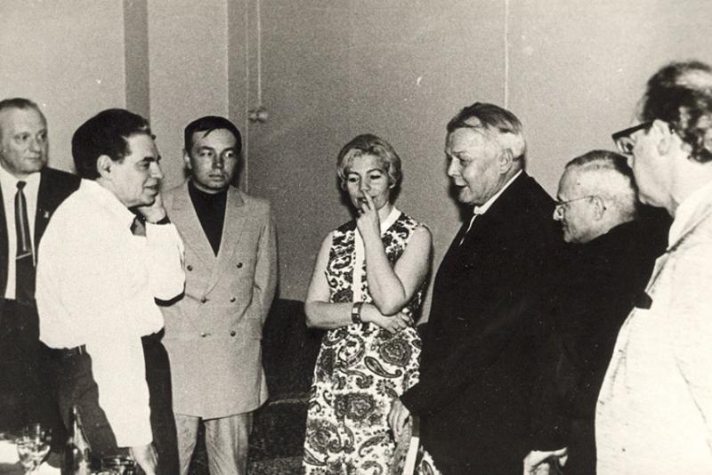 Слева на право: Лиходеев, А. Райкин, А. Вознесенский, З. Богуславская,...