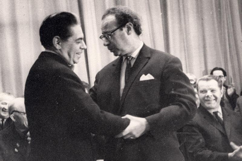 Райкин поздравляет Л. Кассиля с 60 летием. (Из архива Музея...