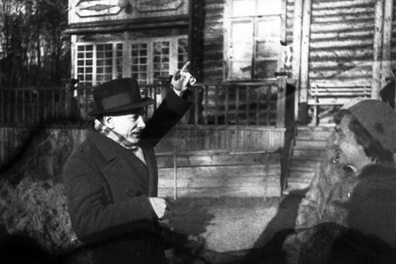 В. С. Пудовкин с женой и дочерью художника во дворе дачи....
