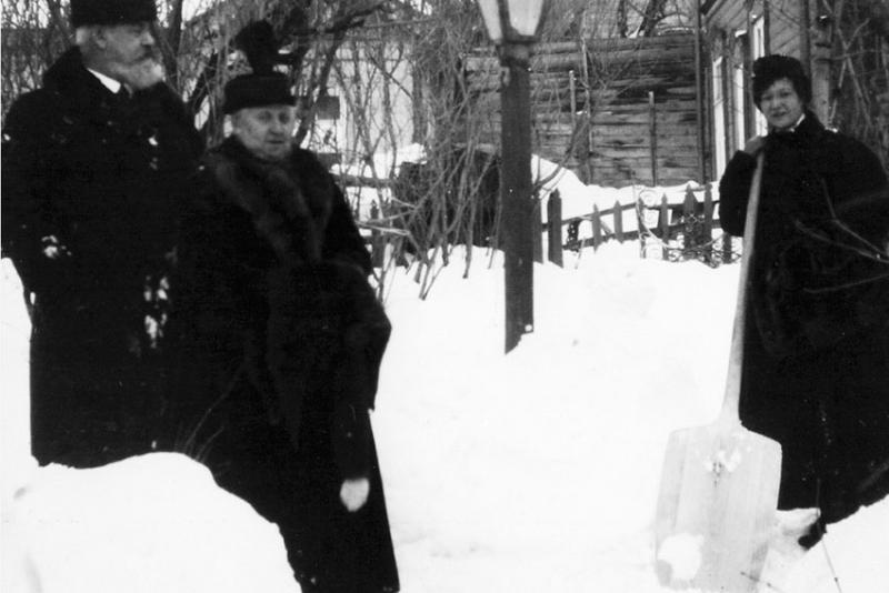 С. Г. Тихонов с женой и дочерью во дворе дома по ул. М. Сергиевская...