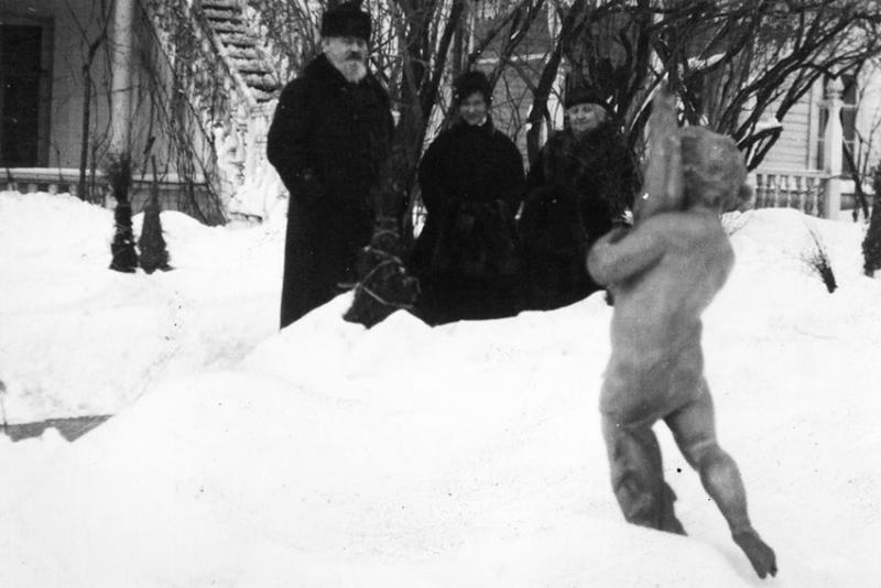С. Г. Тихонов с женой и дочерью во дворе дома по ул. М. Сергиевская...
