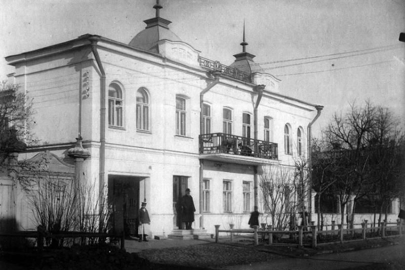Дом на ул. М. Сергиевская (Мичурина, 69). У входа стоит С. Г....