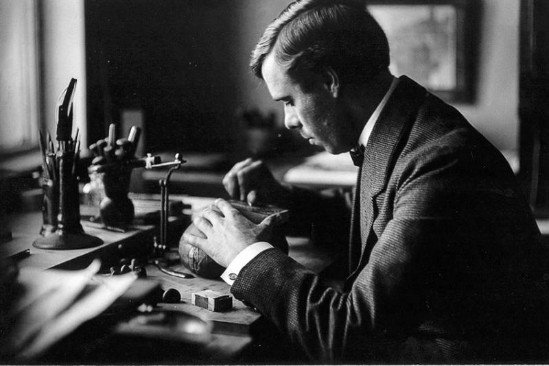 А. И. Кравченко за выполнением гравюры. 1930-е гг.