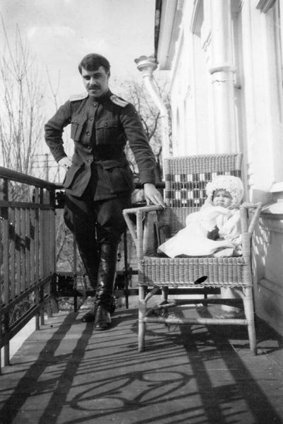 А. И. Кравченко с дочерью Натальей на балконе дома № 100 на...